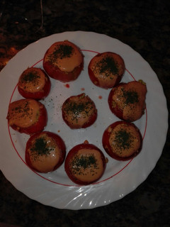 Una foto de Tomates rellenos de aguacate gambas y mejillones