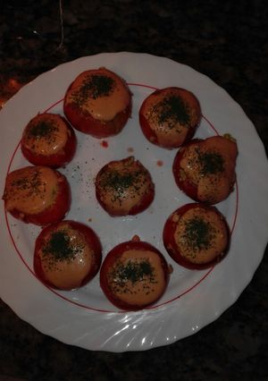 Foto principal de Tomates rellenos de aguacate gambas y mejillones