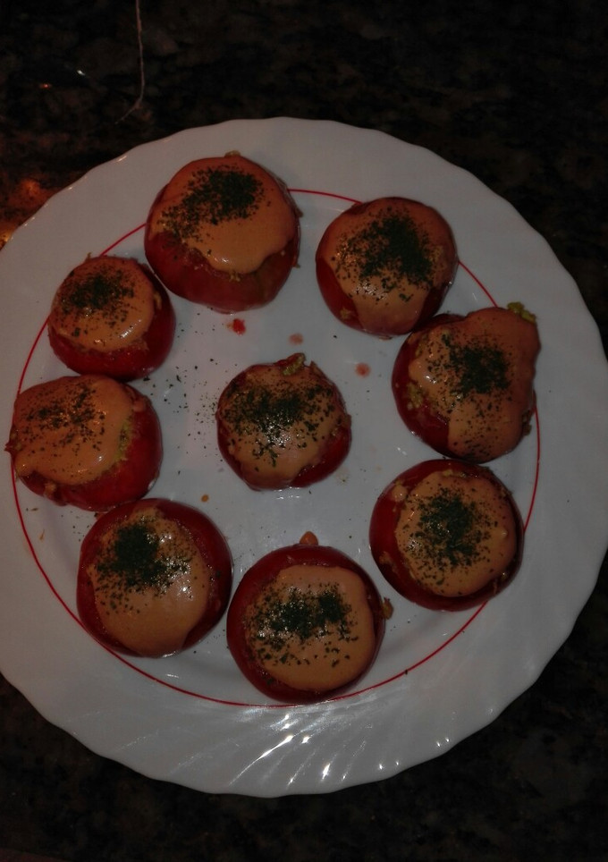 Una foto de Tomates rellenos de aguacate gambas y mejillones
