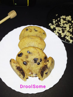 பீனட் பட்டர் தேன் சாக்லேட் குக்கீஸ் (Peanut butter honey chocolate cookies recipe in tamil) செய்முறை முக்கிய புகைப்படம்