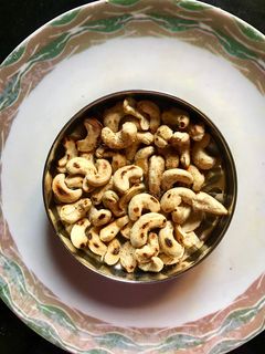 રોસ્ટેડ કાજુ (Roasted Kaju Recipe In Gujarati) રેસીપી મુખ્ય ફોટો