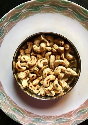 રોસ્ટેડ કાજુ (Roasted Kaju Recipe In Gujarati) રેસીપી મુખ્ય ફોટો