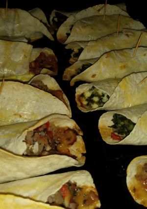 Una foto de Tacos de carne y acelga con queso