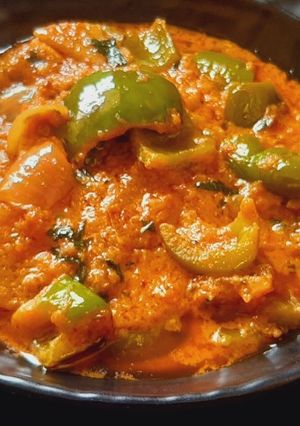 A picture of Rich & Creamy Onion Capsicum masala.
