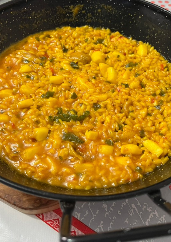 Una foto de Arroz con gambón y pollo