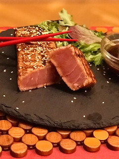 Una foto de Tataki de atún marinado 🍽