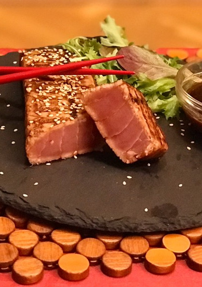 Una foto de Tataki de atún marinado 🍽