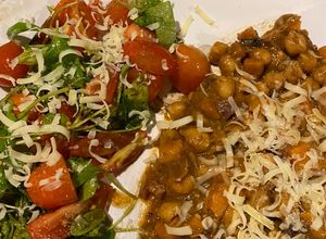 Una foto de Garbanzos al curry!! Con ensalada de rúcula y tomate cherry 😍
