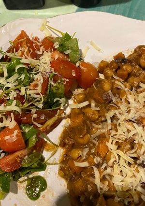 Una foto de Garbanzos al curry!! Con ensalada de rúcula y tomate cherry 😍