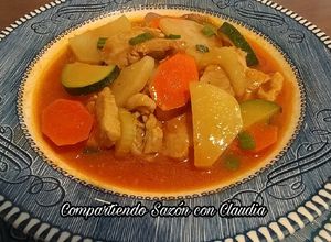 Una foto de Carne de cerdo en caldillo con vegetales🌺