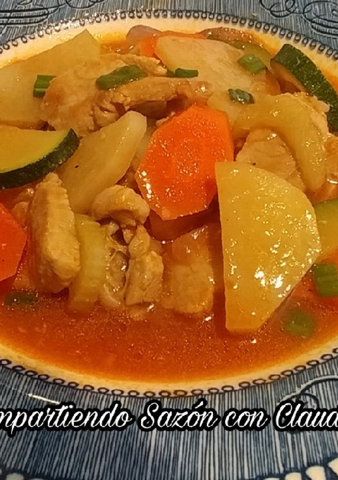 Una foto de Carne de cerdo en caldillo con vegetales🌺