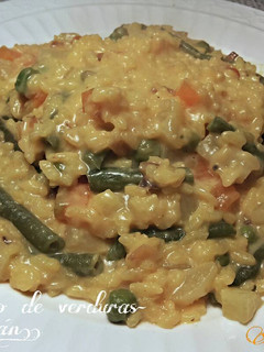 Una foto de Risotto de verduras y azafrán