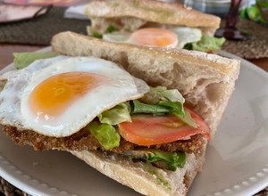 Una foto de Sándwich de milanesa completo