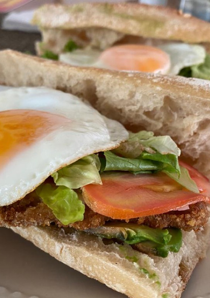 Una foto de Sándwich de milanesa completo