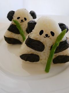可可愛愛「貓熊飯糰」療癒模樣捨不得吃呀! 的食譜成品照片