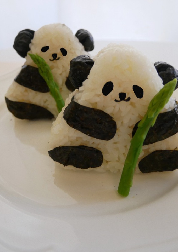 可可愛愛「貓熊飯糰」療癒模樣捨不得吃呀！ 的食譜成品照片