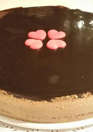 Una foto de Tarta de chocolate blanco y crema de orujo Con Thermomix