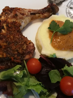 Una foto de Pollo a la naranja y puré de patata
