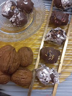 વોલનટ એન્ડ ડેટ્સ પૉપ (Walnut Dates Pop Recipe In Gujarati) રેસીપી મુખ્ય ફોટો