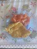Tortilla de arroz vegana con ensalada de tomate