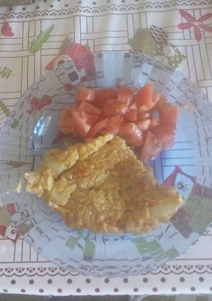 Una foto de Tortilla de arroz vegana con ensalada de tomate
