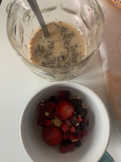Una foto de Café especial con chía y frutos del bosque