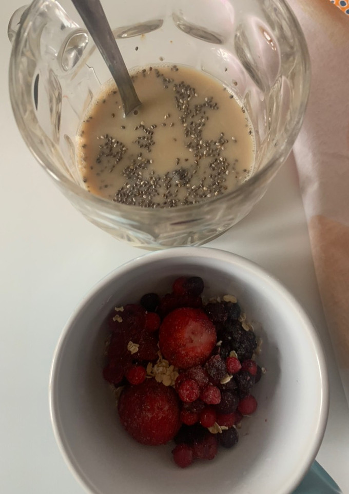 Una foto de Café especial con chía y frutos del bosque