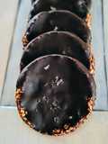 Galletitas de sésamo con baño de chocolate 85 % cacao y sal del Mediterráneo en escamas