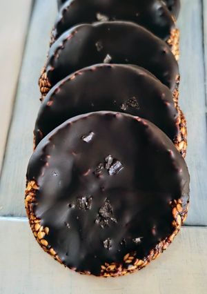 Una foto de Galletitas de sésamo con baño de chocolate 85 % cacao y sal del Mediterráneo en escamas