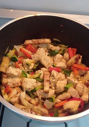 Una foto de Wok de pollo y verduras 🍆🍗🧄🧅🥒🍛