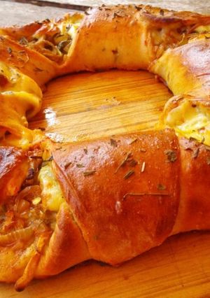 Una foto de Pizza tipo dona de queso, pollo y vegetales
