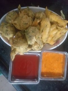 ભજીયા વિથ ભજીયા ની જ ચટણી રેસીપી મુખ્ય ફોટો