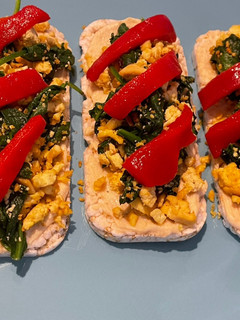 Una foto de Tostadas de revuelto de No-Huevo