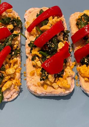 Una foto de Tostadas de revuelto de No-Huevo