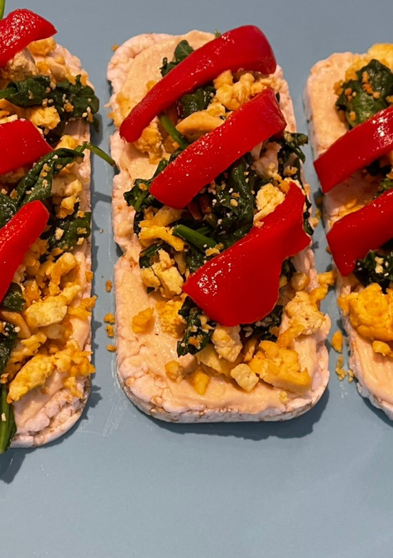 Una foto de Tostadas de revuelto de No-Huevo