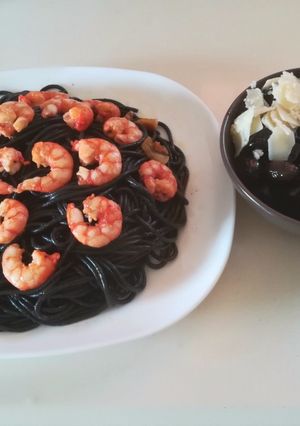 Una foto de Spaghetti nero con gambas