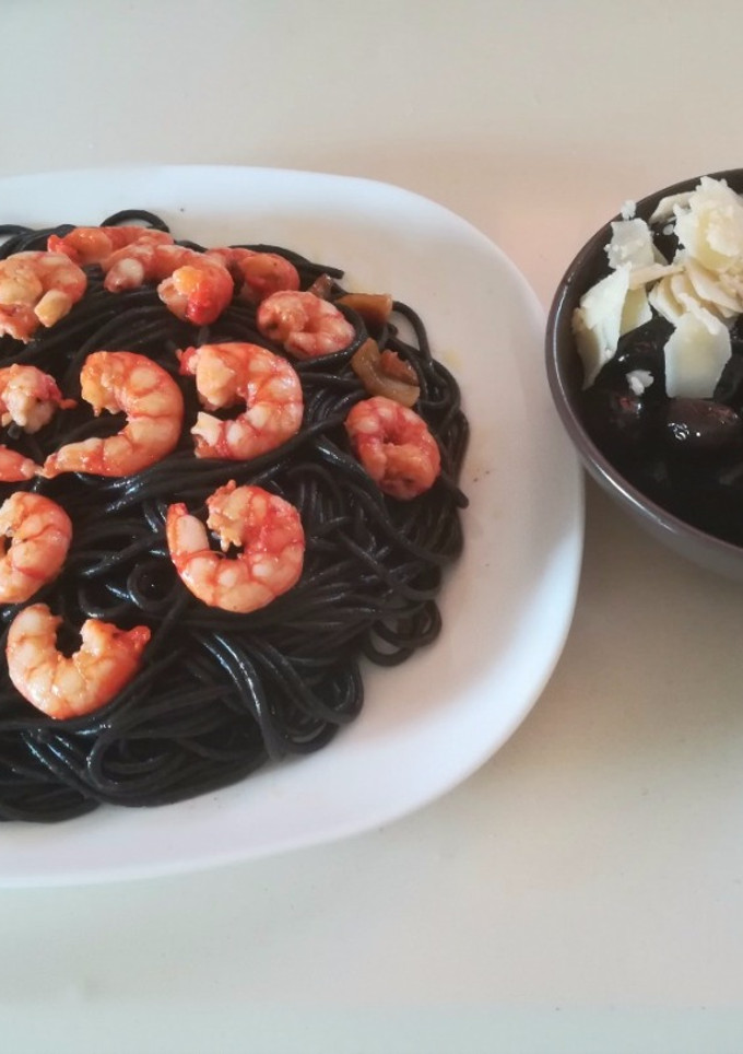 Una foto de Spaghetti nero con gambas