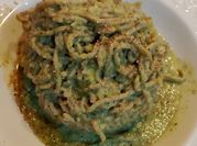 Una foto di pasta con acciughe in olio