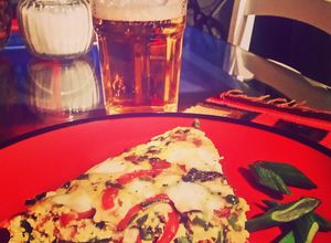 Una foto de Fritatta de beicon, guisantes y queso de cabra