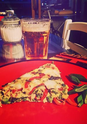 Una foto de Fritatta de beicon, guisantes y queso de cabra