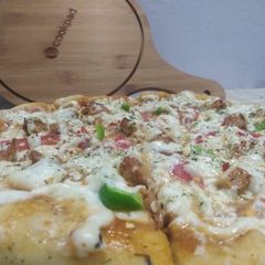A picture of White sauce pizza.