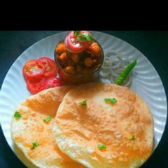 A picture of Puri and chana.