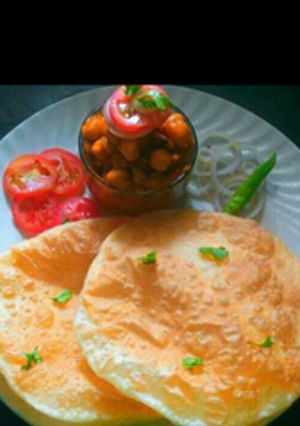 A picture of Puri and chana.