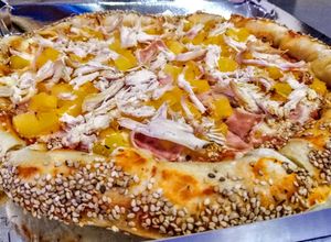 Una foto de PIZZA🍕 Hawaiana🍍con Pollo...!