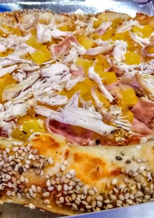 Una foto de PIZZA🍕 Hawaiana🍍con Pollo...!