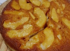 Una foto de Torta de Manzana o Pera Invertida (Rápida - Fácil - Económica)