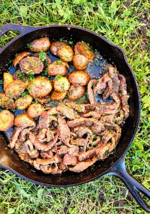 One Pan Chimichurri Flank Steak with Potatoes রেসিপির প্রধান ছবি