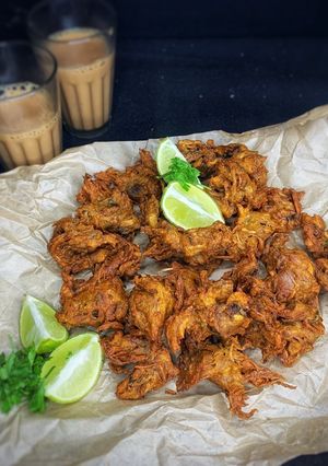 மஷ்ரூம் வெங்காய பக்கோடா(mushroom onion pakoda recipe in tamil) செய்முறை முக்கிய புகைப்படம்