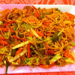 A picture of Veg hakka noodles / chow mein.