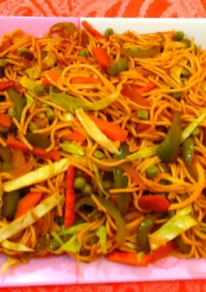 A picture of Veg hakka noodles / chow mein.